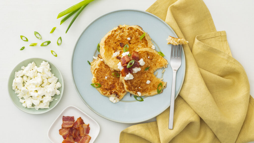 Rice Cakes with Goat Cheese and Bacon 