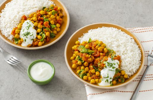 VEGETARIAN-CURRY-WITH-SPINACH-TOMATO-AND-CHICKPEAS