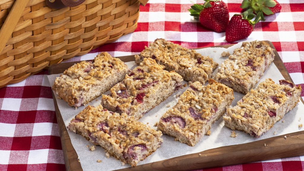 snack-bars-with-strawberries-and-white-rice-with-pine-nuts