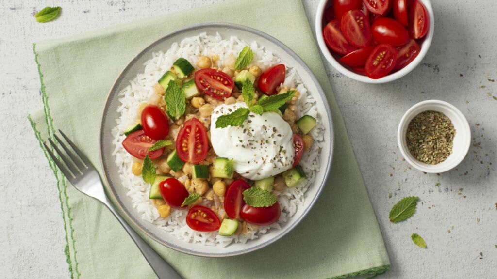 Middle-Eastern-Rice-Bowl-with-tomatoes-greek-yogurt-and-chickpeas