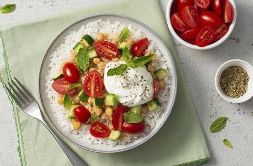 Middle-Eastern-Rice-Bowl-with-tomatoes-greek-yogurt-and-chickpeas