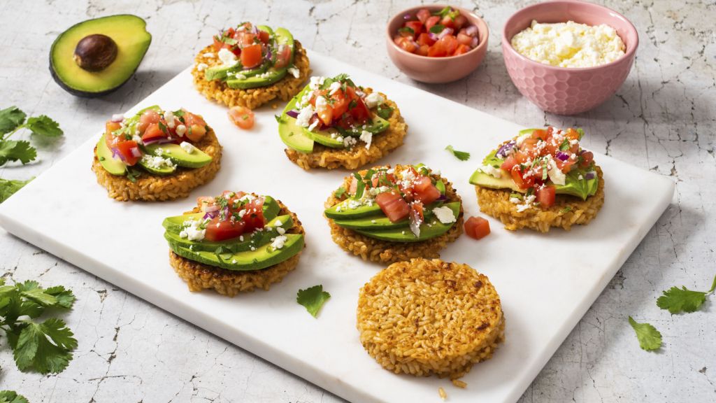 avocado-toast-whole-grain-rice-cakes-with-brown-rice-topped-with-pico-de-gallo-and-feta-cheese