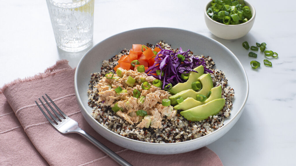 spicy-tuna-bowl-with-quinoa-sriracha-avocado-cabbage-and-tomatoes