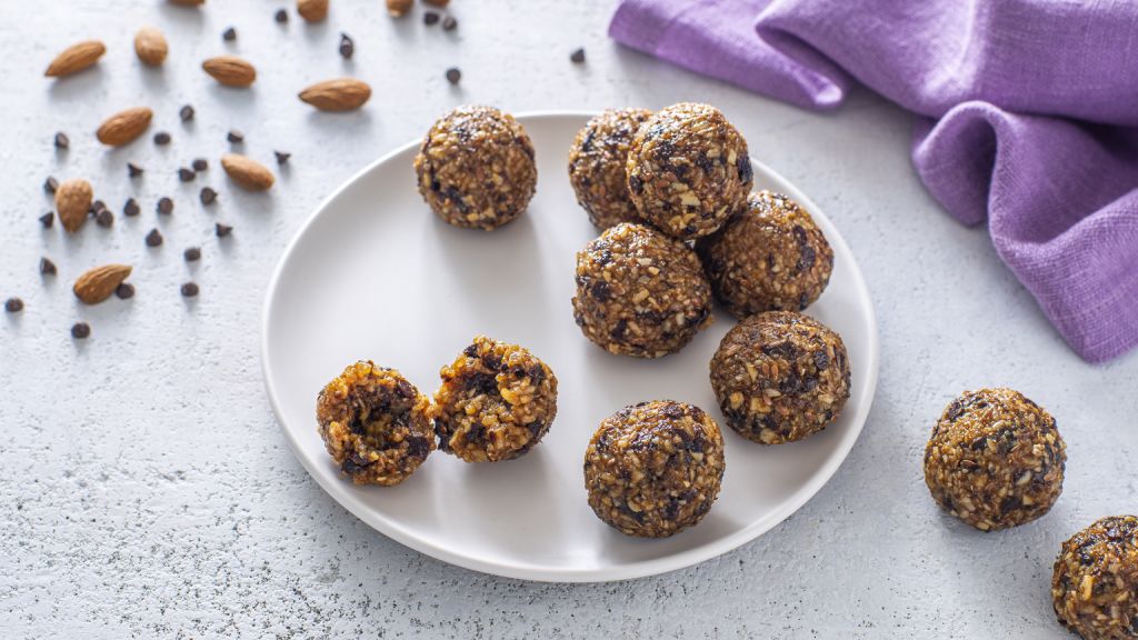 energy-rice-balls-with-brown-rice-chocolate-and-almonds