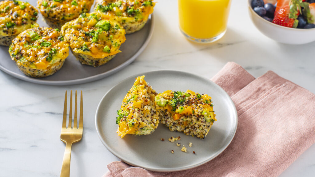 quinoa-bites-with-cheddar-cheese-broccoli-and-eggs